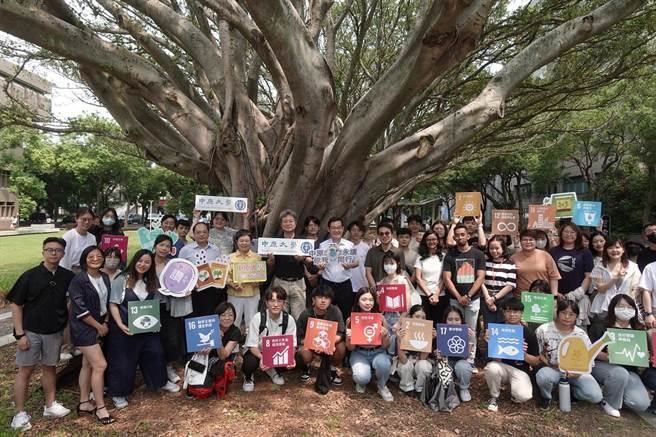 全台首间完成树木碳匯、空污去除量调查，中原大学校园树木揭牌。(中原大学提供／吕筱蝉桃园传真)