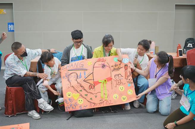 癌症希望基金會今年以「我們這一家」為主題，舉辦2023年的癌友家庭親子營，協助癌友家庭與癌共處，引領家庭點亮未來希望。（癌症希望基金會提供／林周義台北傳真）