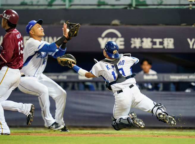 富邦悍将姚冠玮（右）与范国宸为了接界外球发生碰撞。（富邦悍将提供）