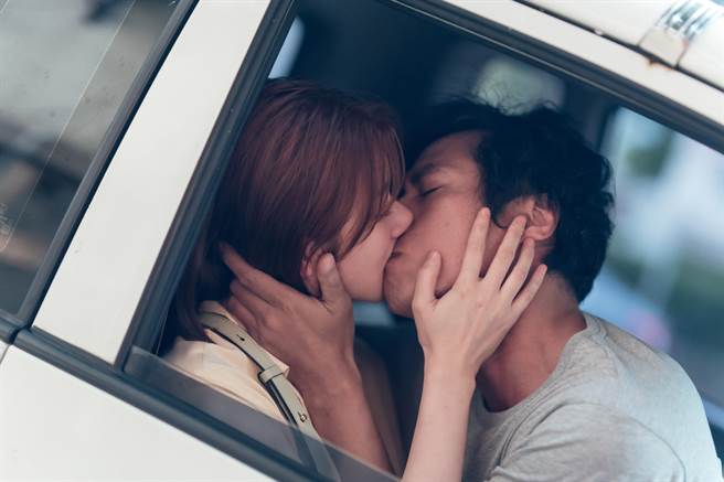 林逸欣与庄凯勛拍摄〈坠〉MV在车内激吻。（鑫羽工作室提供）