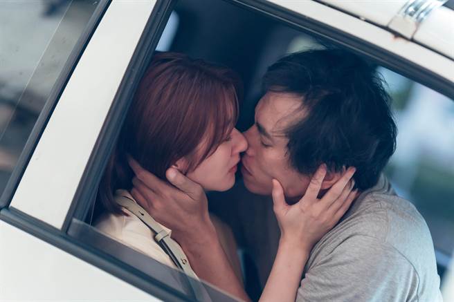 林逸欣与庄凯勛拍摄〈坠〉MV在车内激吻。（鑫羽工作室提供）