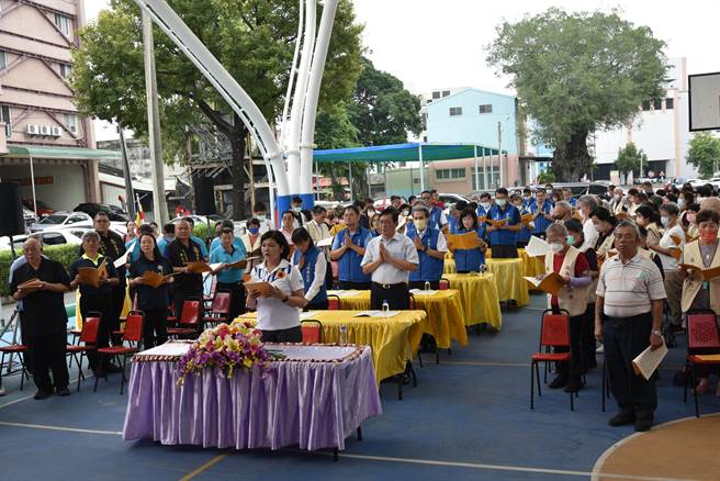 云林县斗六市籽公园风雨篮球场今隆重举行云林县政府为斗六市籽公园为无主孤魂念佛普施超渡大法会」，县府一级主管全部出席。（周丽兰摄）