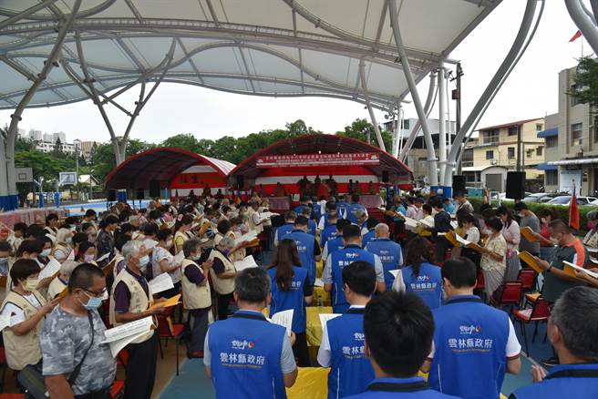 「云林县政府为斗六市籽公园为无主孤魂念佛普施超渡大法会」由南投集集镇镇国寺广心法师主法念佛普施超度，祈求往生者善根增长、离苦得乐，以及风雨球场启用顺利。（周丽兰摄）