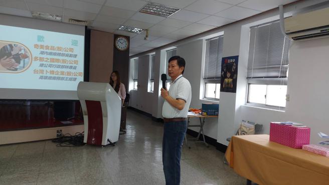 台湾卜蜂企业的高雄厂务部经理王志隆也表示，他们同样透过汰换老旧设备，结合生产管理方式，以机器自动控制不需使用的设备自动关机，藉以有效控制厂内用电量。（图片来源：台电高雄区处提供）
