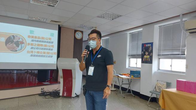 奇美食品湖内厂厂务部副理吴广旺分享，他们尝试将中班人力调整至早、晚班，并且将过去30分钟才能产生蒸气的卧式锅炉改为运转效率好的贯流式锅炉，估计替公司每月省下约100万电费。（图片来源：台电高雄区处提供）