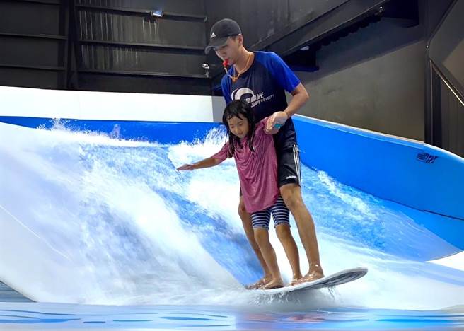 「衝浪戏水 恒温畅泳」住房优惠，在专业教练指导下，可体验室内衝浪乐趣。（浪极光提供）