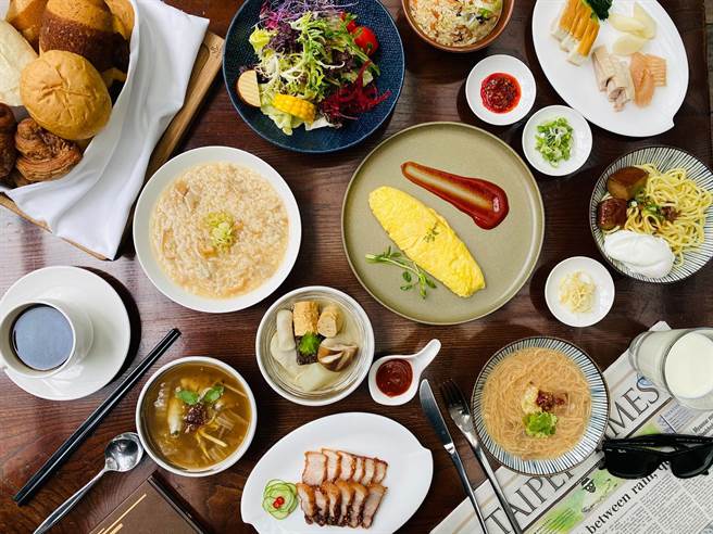 台北花园大酒店「飨聚厨房」自助式早餐，可品尝到多国美馔及艋舺经典特色小吃。(天成饭店集团提供)
