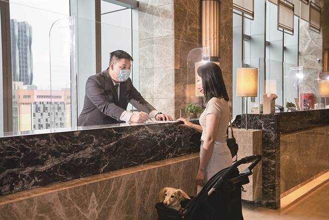 「毛孩FUN风趣住房专案」售价6280元起，入住时出示「宠物公园PetPark APP黑钻会员」可享9折优惠；凭宠物展览门票或工作证，亦可享入住95折优惠，专案销售至12月30日止。(六福旅游集团提供)