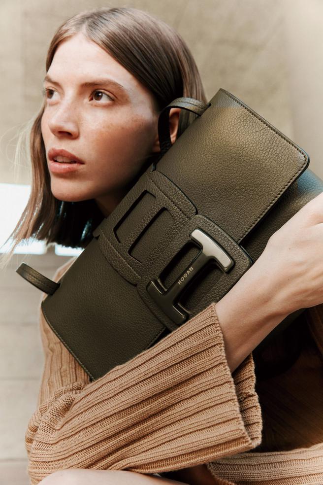 SOGO復兴馆HOGAN橄榄绿皮革女士肩背包，2万9000元。（SOGO提供）