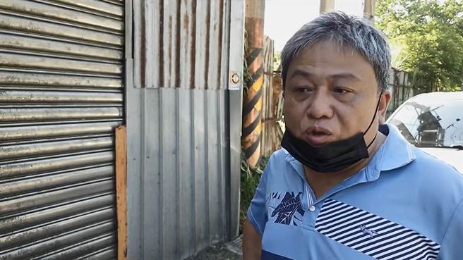 孝冈里长吴石金表示，深澳坑溪是水源保护区，不应该有污水排放进河水里。（张志康摄）