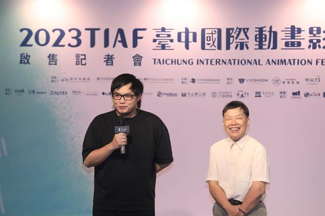 知名导演王小棣（右）、《魔法阿妈2》制作团队之一的吴至正（左）今天出席启售记者会。（台中市政府提供／张亦惠台中传真）