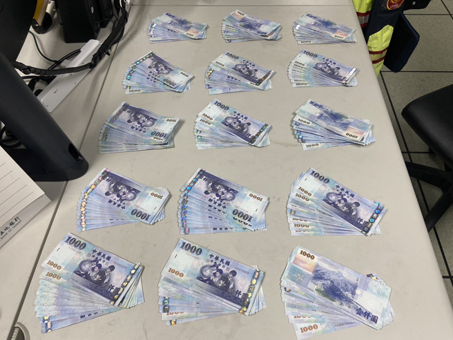 女子遭抢的15万元现金。（警方提供）