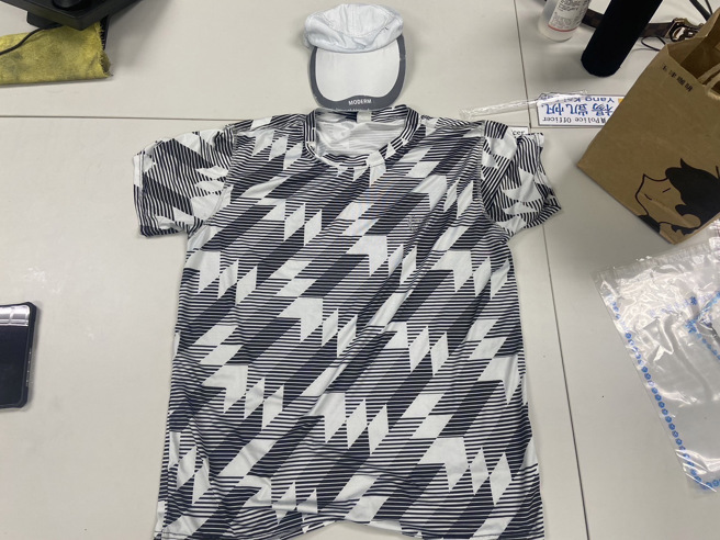 抢匪犯案时所穿的衣物。（警方提供）