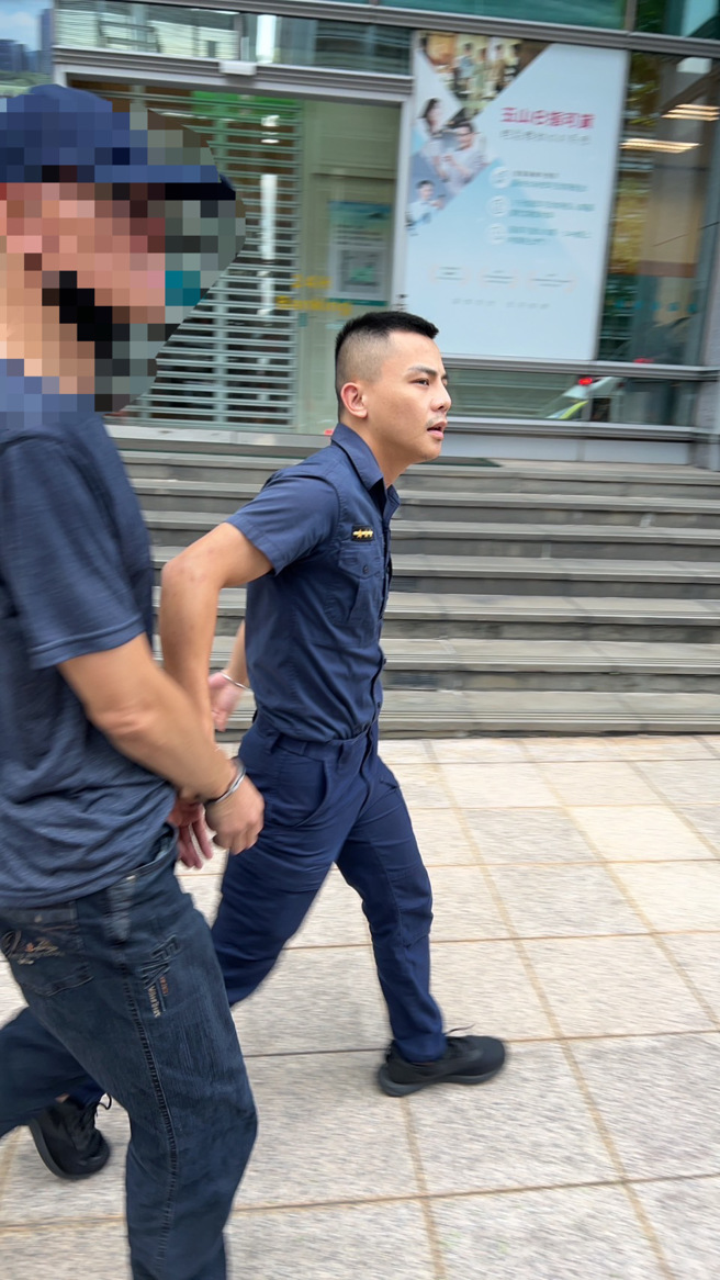 民眾将郑姓抢匪制伏，警方上铐后带回侦办。（民眾提供）