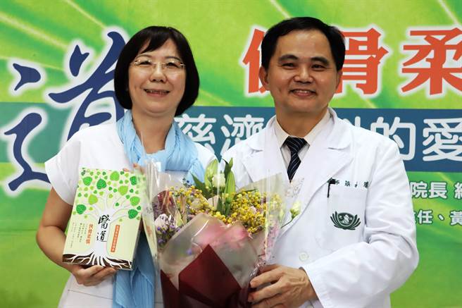 《医道：侠骨柔情》上市，今在大林慈济医院举办新书发表会，患者朱女士更亲自到场，感谢简瑞腾及医疗团队，让她人生重新开机。（吕妍庭摄）