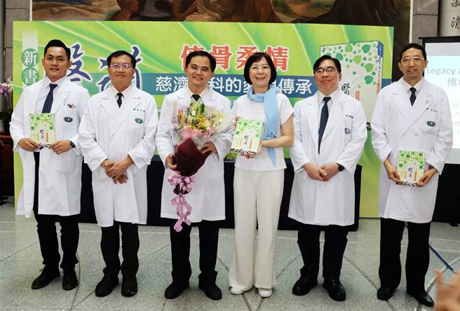 《医道：侠骨柔情》上市，今在大林慈济医院举办新书发表会，4代骨科医师到场分享从医理念和心得。（吕妍庭摄）