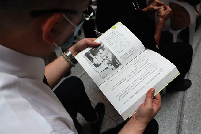 为让外界了解骨脉传承、医病间的小故事，慈济特别出版《医道：侠骨柔情》。（吕妍庭摄）