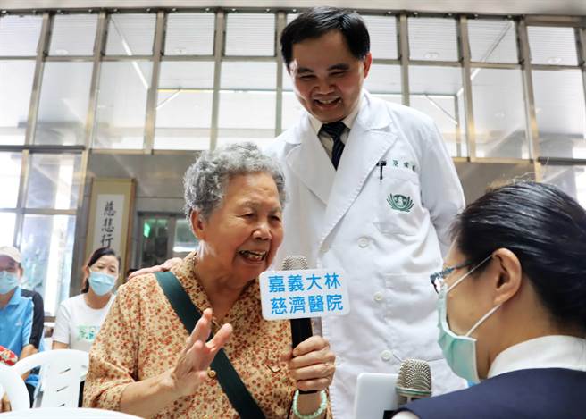 简瑞腾的母亲也现身新书发表会，说自己的脚也是儿子开刀治好的，「大家可以对他放心」。（吕妍庭摄）