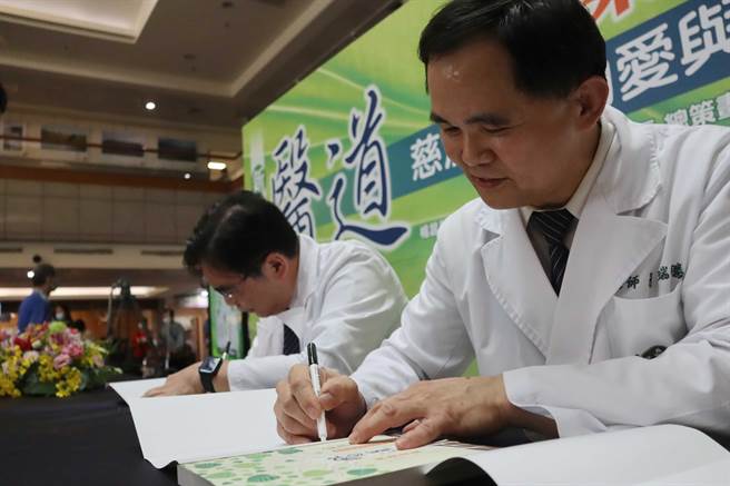 新书发表会会后的签书会，吸引病患、家属等粉丝排队等签名。（吕妍庭摄）