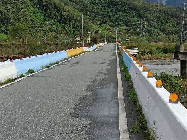 受海葵颱風影響，跨越秀姑巒溪的花蓮富里鄉明里大橋出現橋面沉陷狀況，經縣府橋檢人員現場勘查評估，認為有安全疑慮，明上午9點起將封閉橋樑東西兩端出入口。（富里鄉公所提供／羅亦晽花蓮傳真）