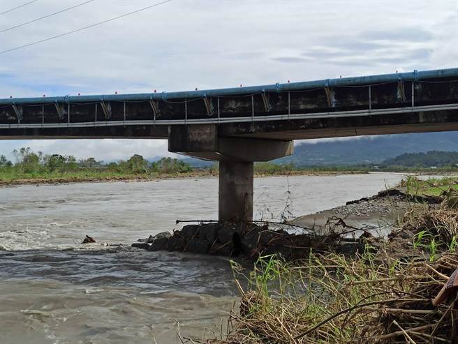 受海葵颱風影響，跨越秀姑巒溪的花蓮富里鄉明里大橋出現橋面沉陷狀況，經縣府橋檢人員現場勘查評估，認為有安全疑慮，明上午9點起將封閉橋樑東西兩端出入口。（富里鄉公所提供／羅亦晽花蓮傳真）