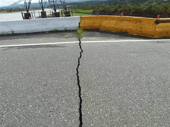 受海葵颱風影響，跨越秀姑巒溪的花蓮富里鄉明里大橋出現橋面沉陷狀況，經縣府橋檢人員現場勘查評估，認為有安全疑慮，明上午9點起將封閉橋樑東西兩端出入口。（富里鄉公所提供／羅亦晽花蓮傳真）