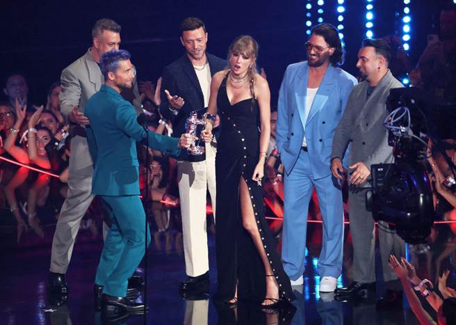 泰勒丝第4度夺下「年度最佳音乐录影带」，激动从超级男孩手中接过奖座。（ 路透）