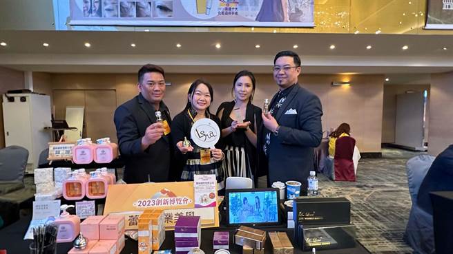 高雄市创新创业协会理事长张瓈文也以身作则，在场设摊行销自创品牌「蕾纳」美容保养品，以实践及创造客户最佳保养品使用经验为品牌愿景。（柯宗纬摄）
