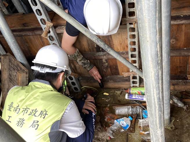 台南市本土登革热13日新增298例，累计6410例，防疫人员戮力孳清。（台南市卫生局提供／曹婷婷台南传真）