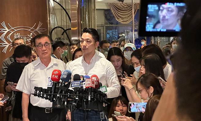 台北市长蒋万安与副市长李四川，13日晚间出席大直事故已塌陷25户安置补助说明会，并于会前接受访问。（丁上程摄）