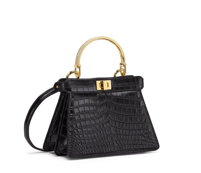独家限量微风广场 FENDI鱷鱼皮X施华洛世奇水钻提把Peekaboo ISeeU Petite ，推荐价76万元。（微风提供）