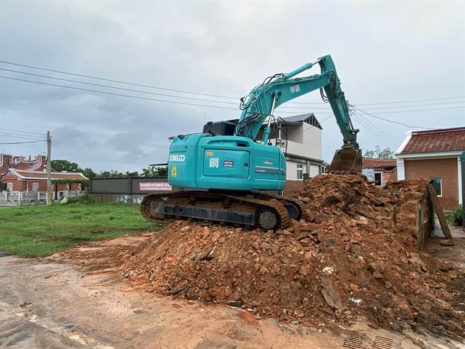 惨遭海葵颱风袭倒的金门县定古蹟「东村吕朝怡洋楼」(双喜楼)，经初步整理后已剩断垣残壁。(于家麒摄)