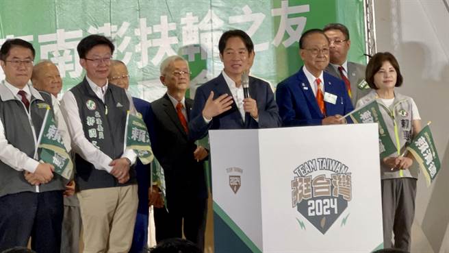 赖清德（第一排右三）下午回到台南「本命区」出席云嘉南澎扶轮之友见面会，全程致词14分钟，其中10分钟全在宣导登革热防治。（张毓翎摄）