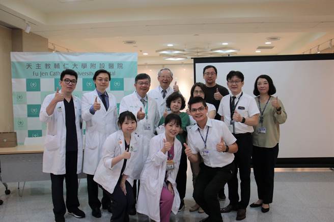 家属感谢辅大医院及新泰医院为陈老先生圆梦。（辅大医院提供）