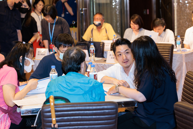 基泰大直民宅下陷事故已七天，台北市政府13日召开「大直事件已塌陷25户安置补助说明会」，都发局就三方案「迁居南港国宅、安置旅馆续住、租金补贴」与居民展开讨论；台北市长蒋万安亲赴现场聆听受灾户意见，强调将与受灾户站在一起。（郭吉铨摄）