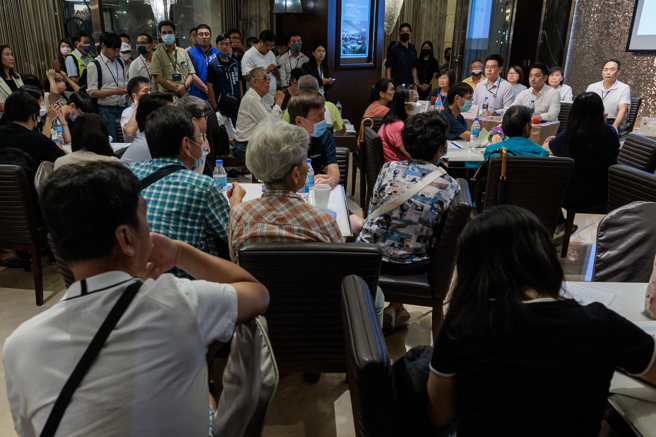 基泰大直民宅下陷事故已七天，台北市政府13日召开「大直事件已塌陷25户安置补助说明会」，都发局就三方案「迁居南港国宅、安置旅馆续住、租金补贴」与居民展开讨论；图为受灾户至现场参与讨论。（郭吉铨摄）