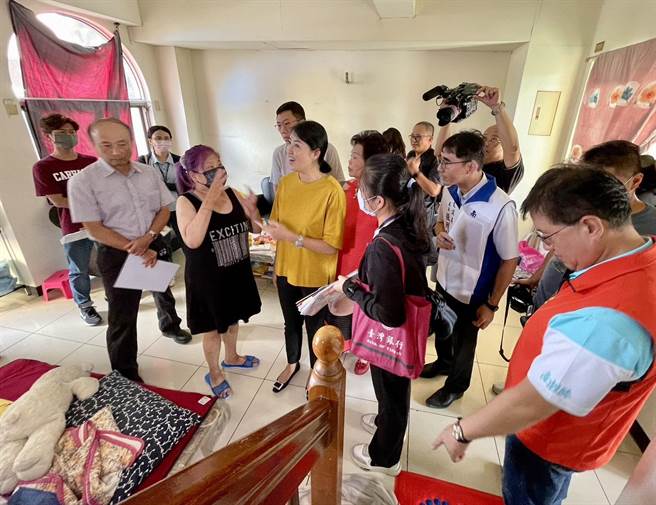 卡努风灾受灾户安置在埔里北梅社区，南投县长许淑华与慈善宫主委李毂摩等人前往慰问。（杨静茹摄）