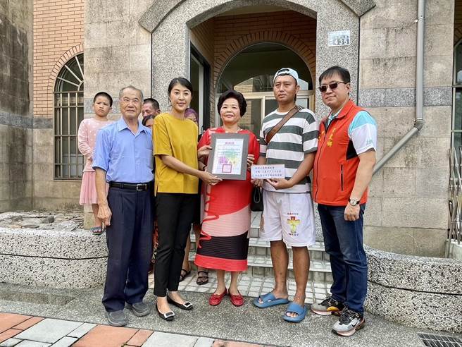 精英村林姓农民卡努风灾期间巡田水罹难，许淑华发慰问金给家属，也感谢慈善宫捐助丧葬费。（杨静茹摄）