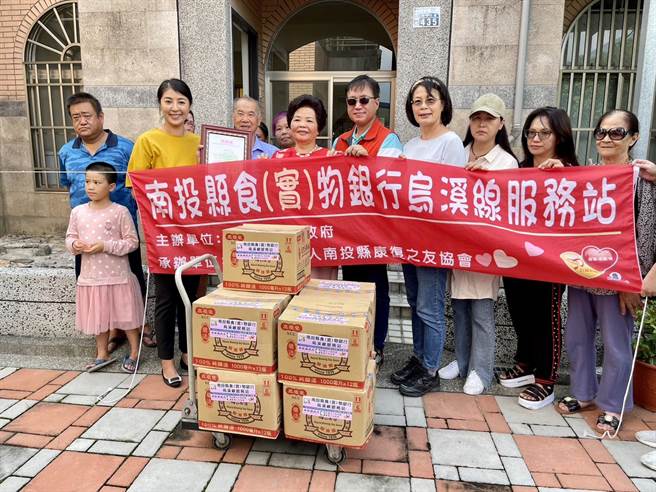 南投县长许淑华与慈善宫主委李毂摩等人前往慰问受灾户，并感谢各界捐赠善款及物资。（杨静茹摄）