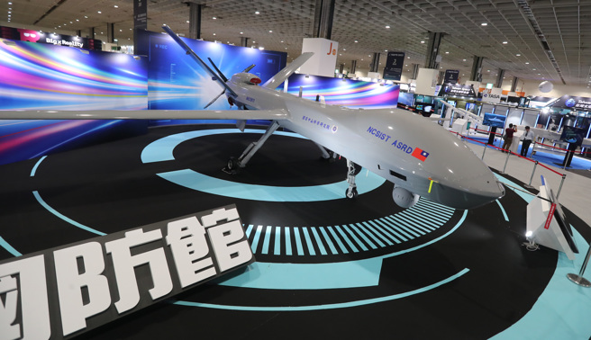 国防部举行「2023 年台北国际航太暨国防工业展」展前记者会，同时抢先曝光展出的各式军武器装备。图为腾云无人机。 （郑任南摄）