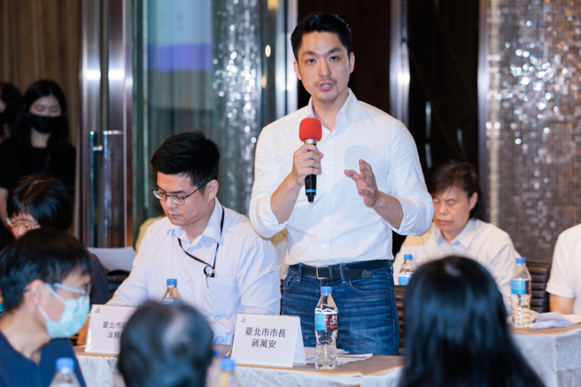 基泰大直民宅下陷事故已七天，台北市政府13日召开「大直事件已塌陷25户安置补助说明会」，都发局就三方案「迁居南港国宅、安置旅馆续住、租金补贴」与居民展开讨论；台北市长蒋万安亲赴现场聆听受灾户意见，强调将与受灾户站在一起。（郭吉铨摄）