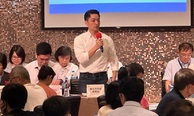 台北市長蔣萬安13日晚間親自出席大直事故已塌陷25戶安置補助說明會，了解戶想法跟意願。（丁上程攝）