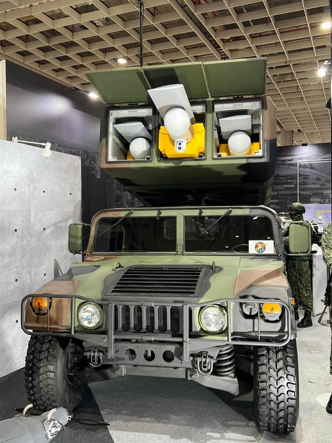 巡飞弹2型无人机主要配备高爆弹药，以多联装发射箱安装在军车、舰上，结合红外线及微波巡标器等打击方式。（李奇叡摄）