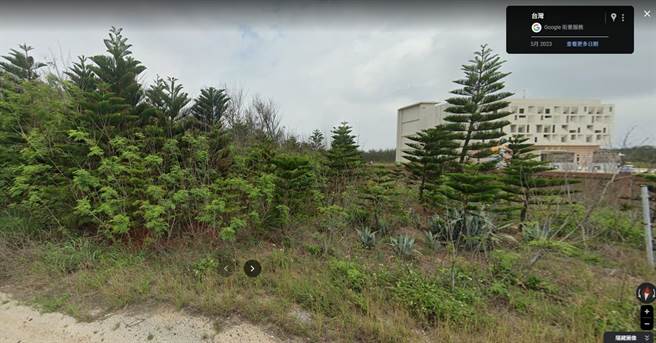 押走被害人的3嫌，就人车躲藏在纳骨塔西侧草丛中。（翻摄google地图／许逸民澎湖传真）