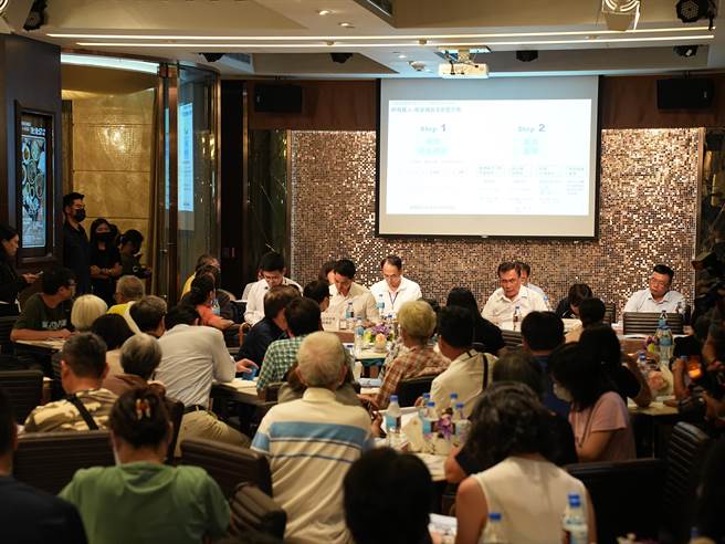 针对基泰大直民宅陷地事故的善后工作，台北市府今晚将办理「大直事件已塌陷25户安置补助说明会」，台北市长蒋万安与副市长李四川亲率市府团队与居民面对面讨论。图为说明会现场。(黄敬文摄)