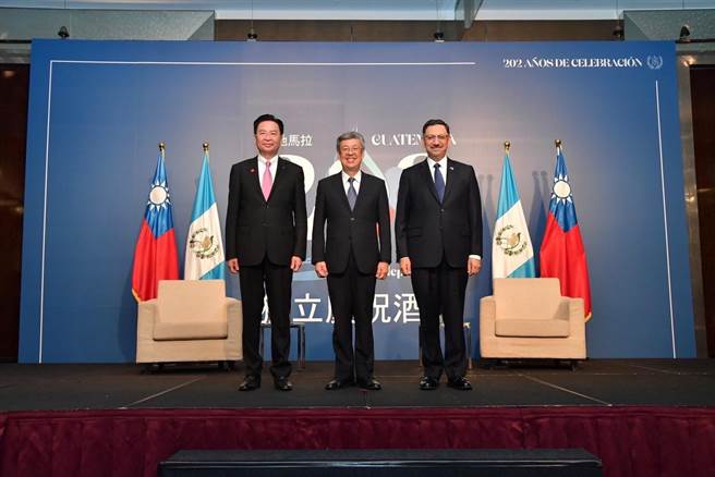 行政院长陈建仁出席瓜地马拉独立202周年庆时，与外交部长吴钊燮及瓜地马拉驻臺大使巴迪亚（Oscar Adolfo Padilla Lam）。（行政院提供）