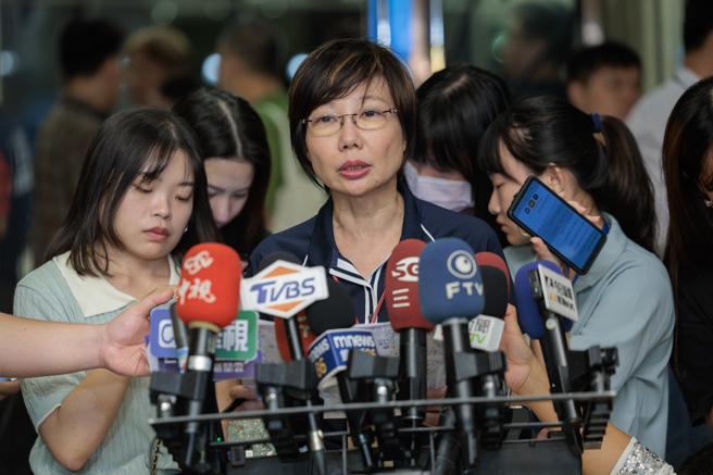 基泰大直建案造成民宅下陷事故已七天，台北市政府13日召开「大直事件已塌陷25户安置补助说明会」，都发局就三方案「迁居南港国宅、安置旅馆续住、租金补贴」与居民展开讨论；都发局长王玉芬表示，市府三天内会就住户意见进行研议后回应，并由法务局成立财损评估小组，就财损评估后发放补助金与补偿金，并尽速安排第四次取物。（郭吉铨摄）