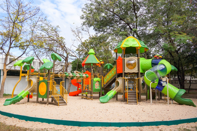 小明从溜滑梯上往下一跳，导致小贤右小腿骨折，遭到求偿67万元。（示意图／shutterstock）