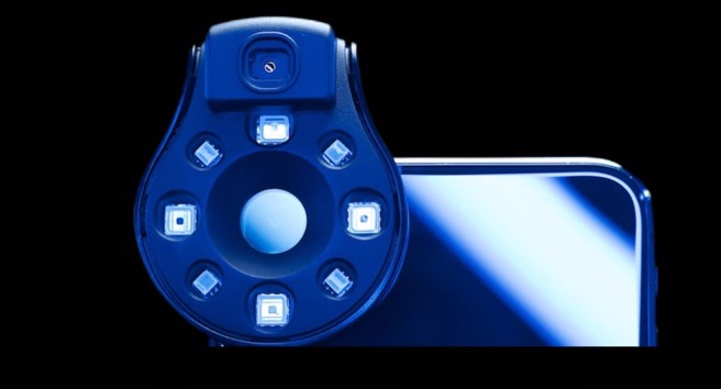 被称为真实的医疗三度仪Swift Ray1，利用红外线热源侦测，以及紫外线光谱分析，可判断伤口与感染状况 。(图/Swift Medical)