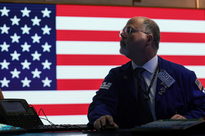 投资人仍在评估通膨数据对美国联准会未来决策的影响。（图/路透社）